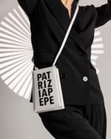 Potrebbe essere un'immagine raffigurante 1 persona, vestito elegante e il seguente testo "PAT RIZ IAP ÉPE"